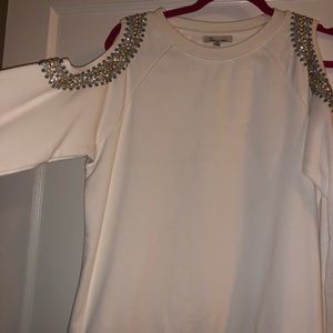 Shoulder rhinestone sweater.